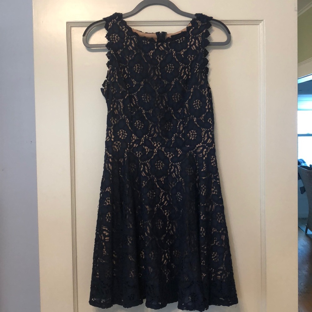 Juniors sleeveless lace dress